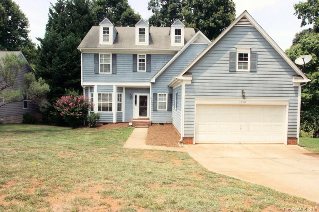 Great 3 BR/2.5 BA home features 2 story Great Room w/gas Fireplace.  New laminate wood floors throughout 1st floor. Formal Living & Dining Rooms each have a bay window. Kitchen features plenty of cabinets and counter space. Large breakfast area with bay window looks out to the fenced back yard. Spacious Owner's Suite features high vaulted ceilings w/large walk in closet. Luxury Master Bath features garden tub, separate shower and dual sink vanity. Established community w/mature trees. Must see!