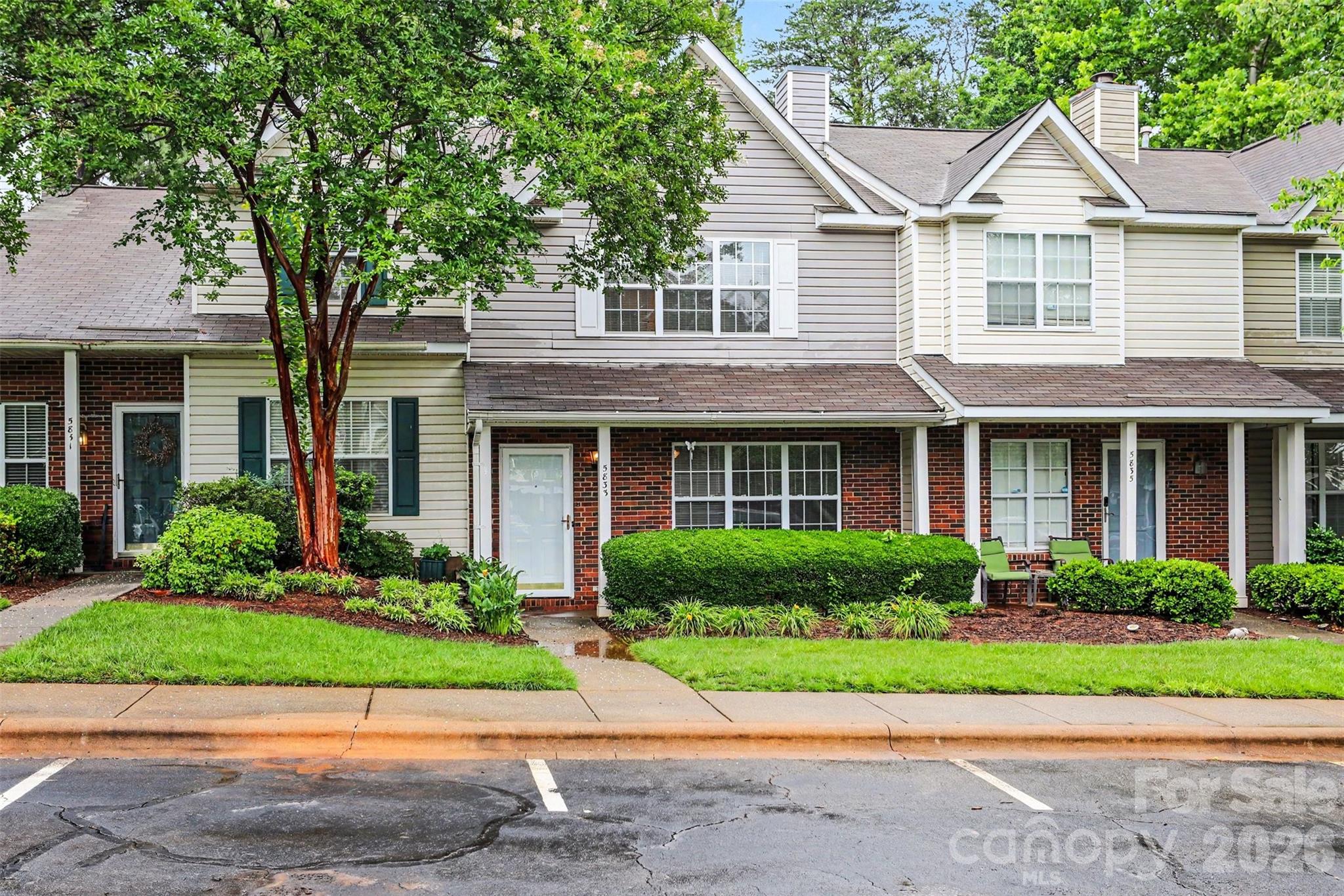 Move-In ready and packed with potential, Nestled in a desirable Charlotte location, this well maintained delivers the space, location, and lifestyle you’ve been searching for. Featuring spacious living areas, generously sized bedrooms, and fenced outdoor space. Conveniently near shopping, dining , and commuter routes. Come check out this fantastic opportunity in Huntington Ridge.