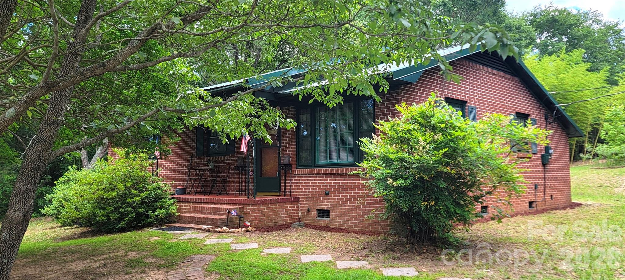 Welcome to this charming all brick house with +/- 1ac of land in the country, but still close to restaurants and shopping.
Only a short drive to town with all the amenities.
The location of the house is a half hour from Spartanburg and one hour from Charlotte, NC. and has great recreational opportunities on the River and lake John D Long to kayak, canoe and fish. No HOA, low maintenance, with metal roof 4 yrs old and done right with lighting rods. HVAC only 3 years young. Owner has updated bathrooms and Kitchen with new fixtures and new Flooring throughout house. Freshly painted in move in condition. All appliances stay with the house. Land offers potential for development, work shop, additional housing.