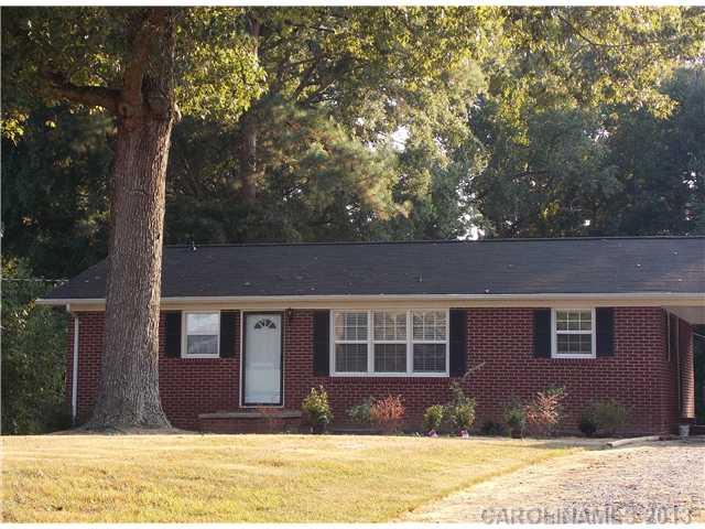 Beautifully updated three bedroom, one and a half bath ranch on spacious tree lined lot,  New roof in 2013.  Kitchen updated with tile counters, backsplash, flooring.  With red oak hardwoods, fresh neutral paints, this one is move in ready.  Beautiful seasonal views of the river.