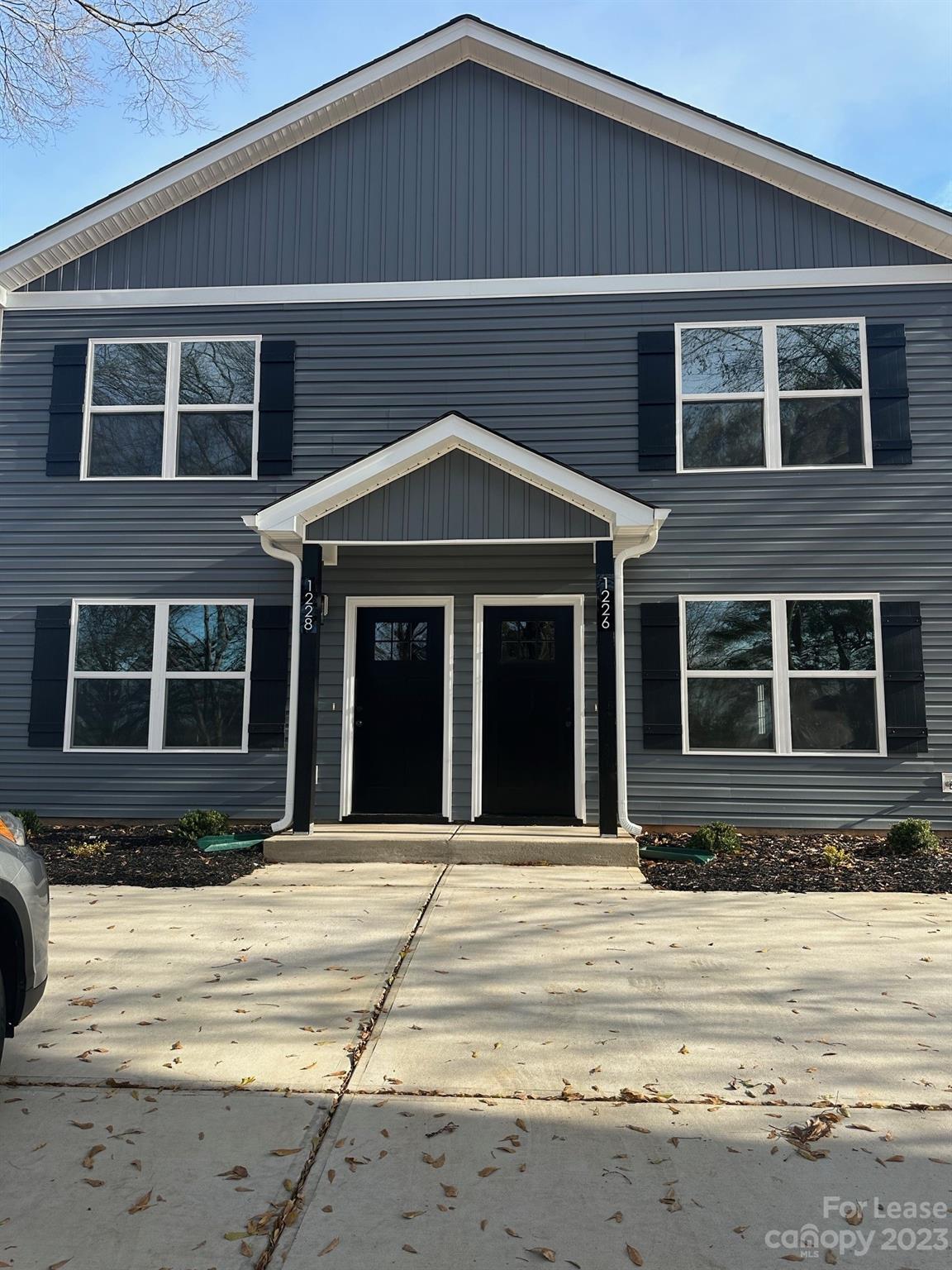 BRAND NEW TOWNHOME IN VIEWMONT!! These beautiful 3 BR 2.5 BA townhomes are located in the Viewmont area.  Convenient to dining and shopping.  Also, convenient to Hickory and Hwy 70.  This lovely units has granite countertops and stainless steel appliances.  Upstairs there are 3 BR's and 2 full baths.  Come take a look at these nice units.