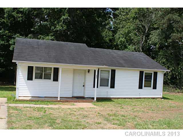 Property is tenant occupied. Do not disturb tenant. Must be under contract before viewing. Other properties available for sale from the same seller. This property is rent for $600 per month. Lease is month to month This is a great investment property.