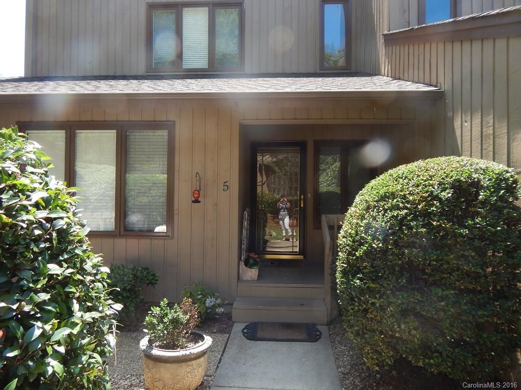 Immaculate condo w/views of Marina and main lake. Updated KIT w/granite & SS appliances, recessed lighting & pantry. Master on main w/updated bath. Fantastic lake views from every window downstairs. Steps to Marina, tennis courts or sit on the screened porch and enjoy the summer lake breeze. End unit & low SC taxes.