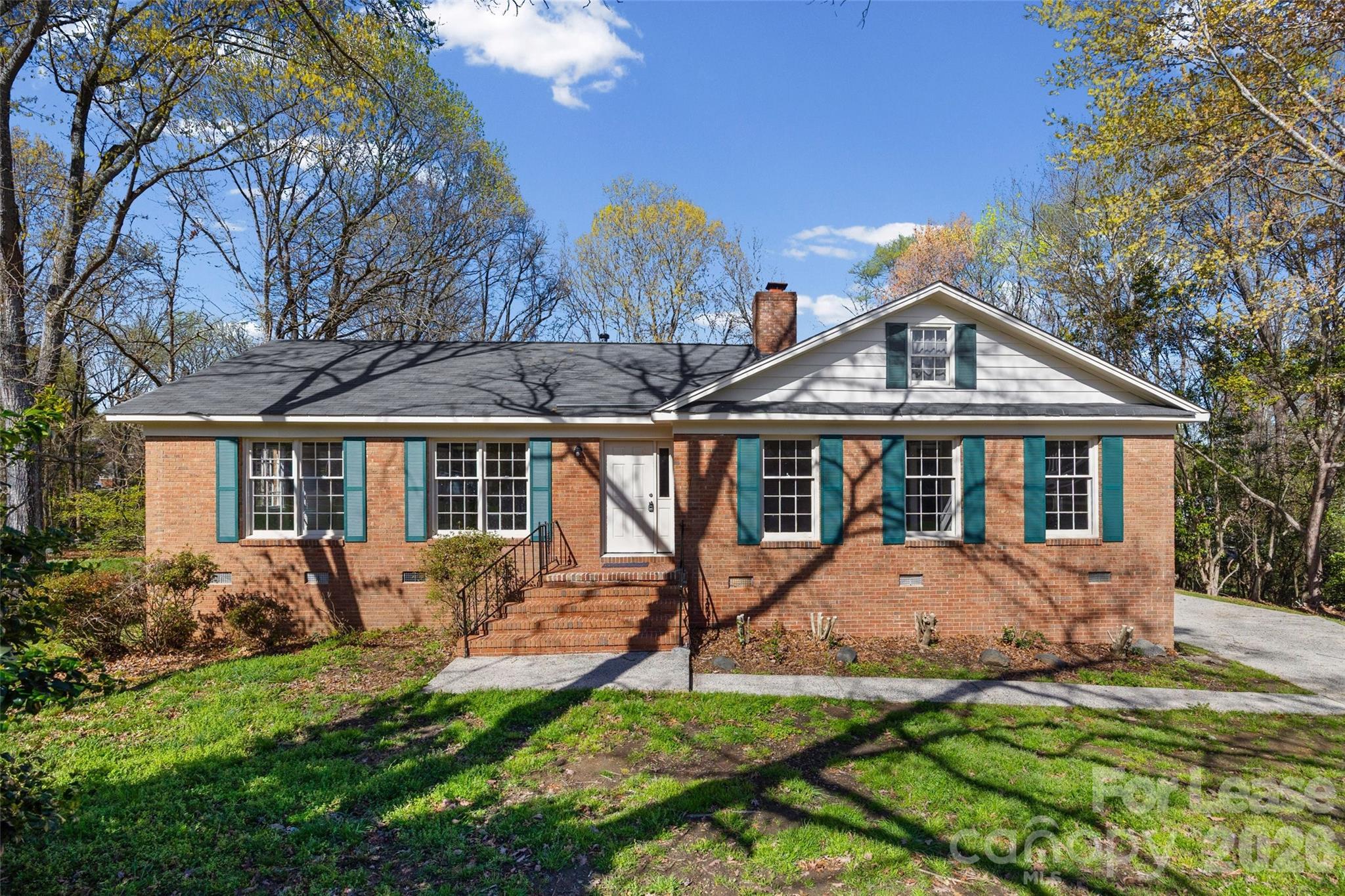 For Rent – 2916 Braewood Place, Charlotte, NC

Tucked away in a quiet cul-de-sac, this 3-bedroom, 2-bath brick home offers a cozy and comfortable place to call home. With its classic layout and inviting feel, this property is perfect for anyone looking for a more traditional space with character.

The home features a spacious backyard, great for relaxing, entertaining, or enjoying some extra outdoor space. Its location in an established neighborhood provides a peaceful setting while still being conveniently located just off Rea Road and close to Providence Road, giving you easy access to shopping, dining, and everyday essentials.