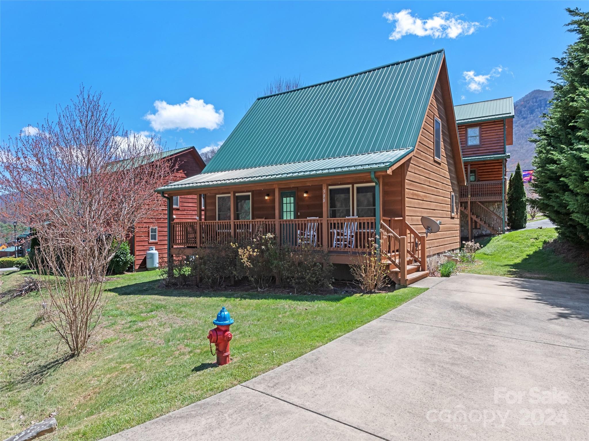BEAUTIFUL DEVELOPMENT. Paved Streets. Underground utilities. Corner lot and grass mowing is included in the HOA fee. Covered, Rocking Chair Front Porch. Close to all The Great Smokies Have to offer. Majestic Elk have been known to wander around the subdivision. Twenty minutes Over the Mountain to Harrah's Casino. 35 Minutes to Asheville. 1 hr 20 Minutes Down the Interstate to Gatlinburg/Pigeon Forge, Tenn. Ski, golf, dine, shop, w/water rafting, horse-back riding, hiking, fly fishing, festivals galore, etc. Schedule a showing today.