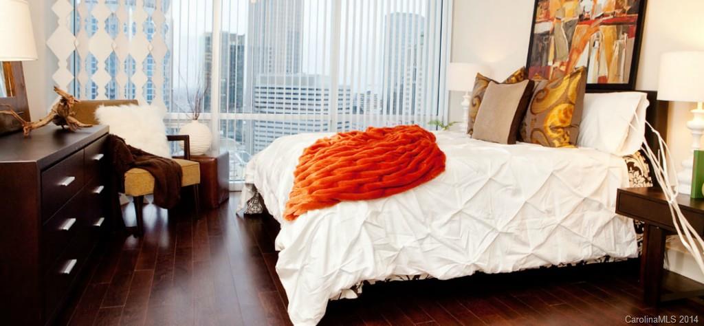 The VUE is a visual experience. This one bedroom loft has floor to ceiling windows, oversized balcony, upgraded Bosch appliances and granite countertops. Abundance of amenities including: 24-hour concierge staff, junior Olympic pool, sports court, health club w/ yoga room, VUE Golf Experience, Elegant 50th Floor SKY Lounge,  8th Floor Cyber Bar w/ free wi-fi, Billiards lounge and café with demonstration kitchen, multi-level private garage with controlled access. Schedule a tour today!