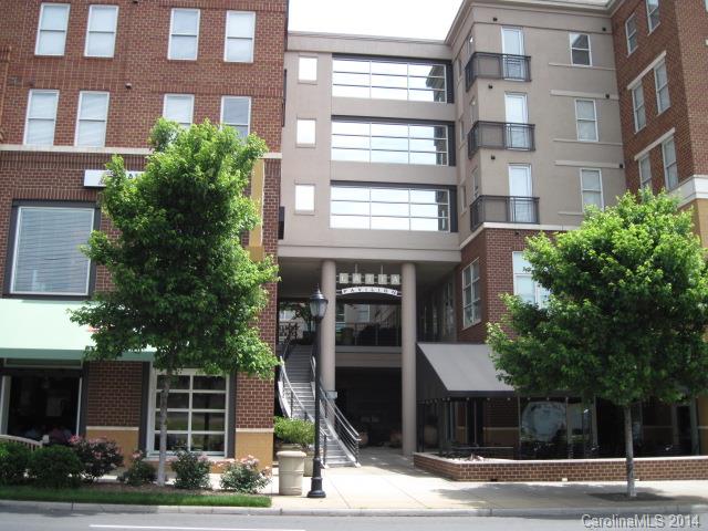 Great location. Hardwood floors, rooftop terrace, and only a block away from CMC. Close to Uptown, restaurants, night life, and park all within walking distance.