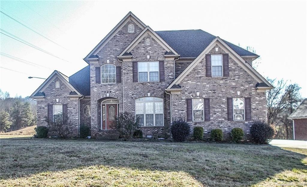 Beautiful, bright open floor plan with hardwoods on main level. Kitchen has granite counter tops and stainless appliances. There is a work island open to family room. Fireplaces in 2 story great room and in the family room.  The formal dining room has wainscoting and heavy crown moldings. Bedrooms have crown moldings. There are palladium and transom style windows on the main level to let lots of light in. Bonus room on 2nd floor. The location in South Gastonia is close to I-85 and Lake Wylie.