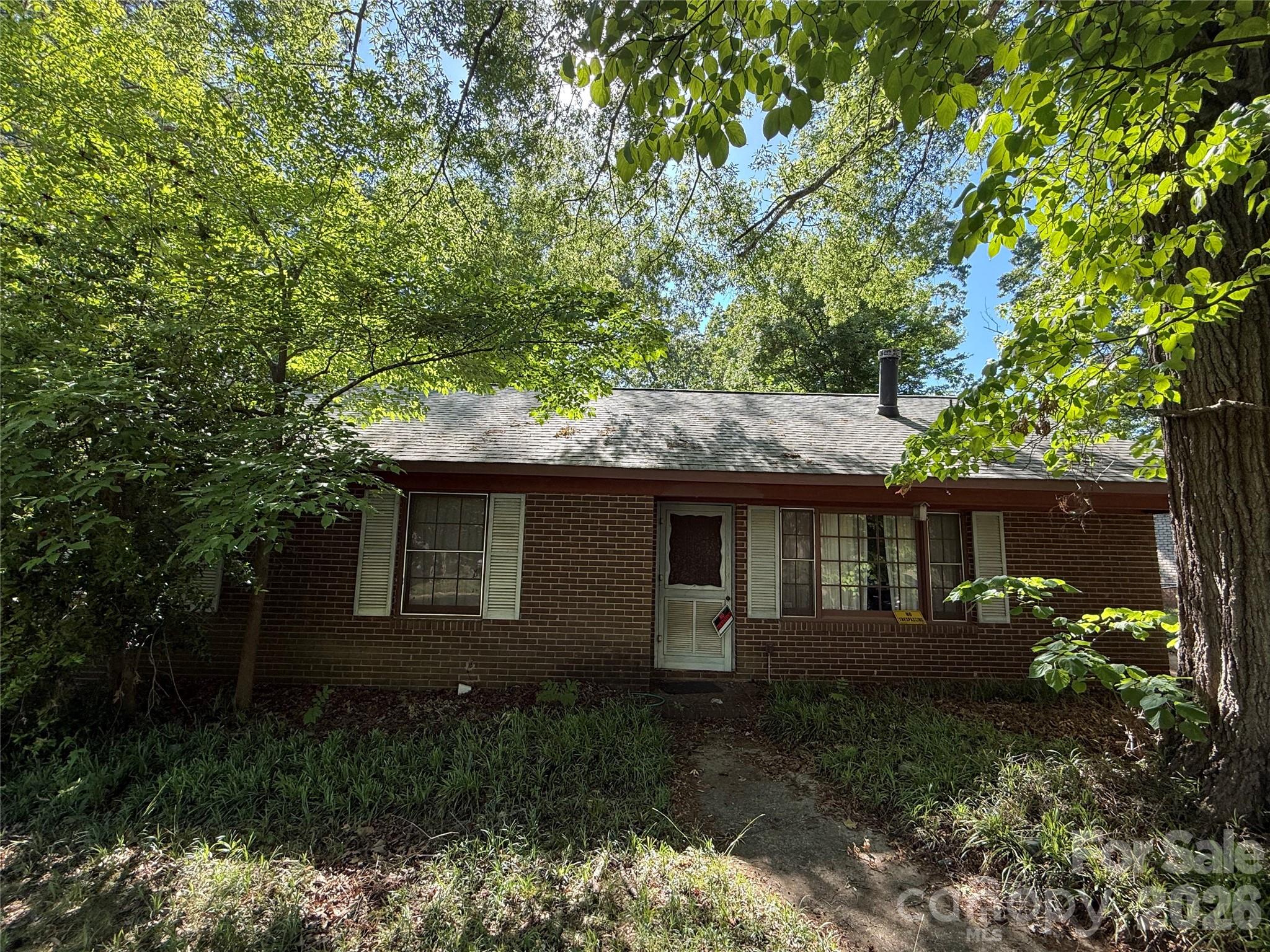 Welcome to 10100 Starwood Drive. This 3-bed 1.5 bath home located in Charlotte is suitable for first-time home buyers or investors looking to add value.