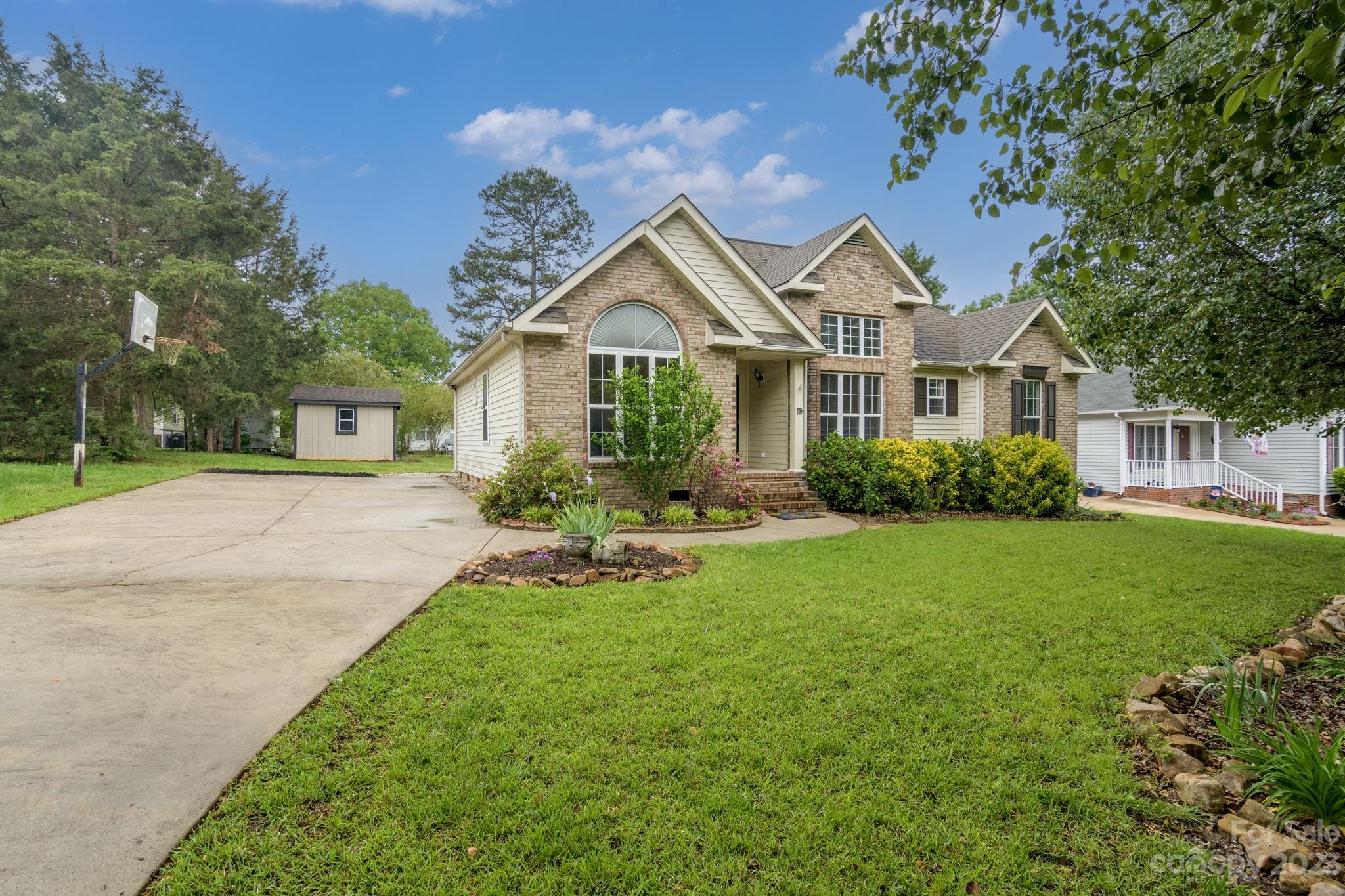 This adorable house has lots of potential! Open floorpan with high ceilings make this home feel larger than it is! Newer HVAC unit (5 years old), new oven and dishwasher, and great backyard space to enjoy! NO HOA! Located close to I77 and shopping and dining!
