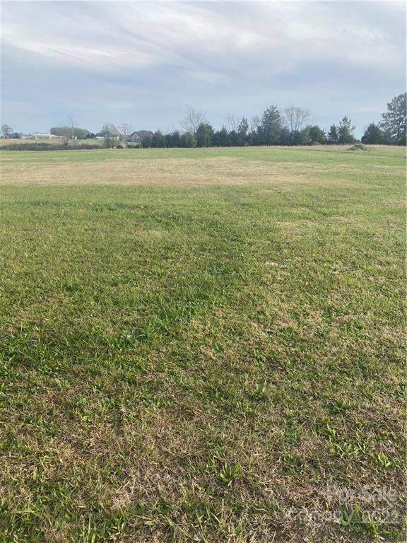 Beautiful one acre lot, ready to build. Perc test completed and passed in 2020. Has culvert, gravel drive, and water tap. 15 minutes to Spartanburg, a few minutes from I-85. Quiet and peaceful with some stunning new houses around. Houses must be 60% brick / rock, and 1800 sq ft minimum.
