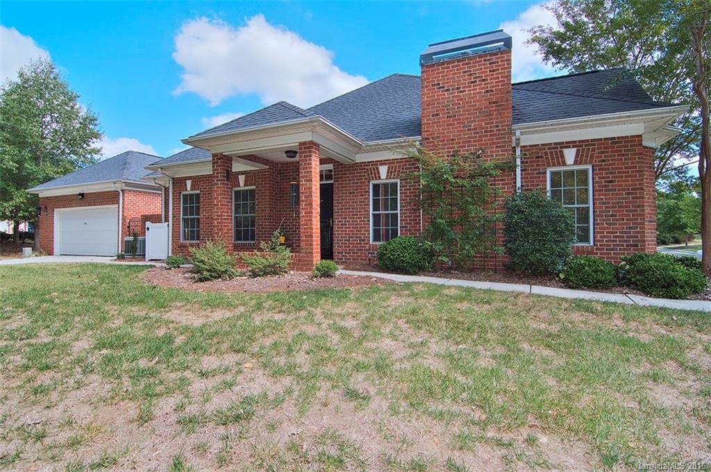 2 minutes from I-77 and totally private and quiet;  exterior maintenance free. Lovely all brick, end-unit 1-story townhome. Open floor plan. Architect designed kitchen and master bath completely remodeled in 2014. The eat-in kitchen has granite countertops, leaded glass mission-style cabinets and stainless steel appliances.
The master bath has separate vanities with expansive quartz countertops and a spacious tiled rain shower. Private courtyard; oversized 2 car garage, plantation shutters.