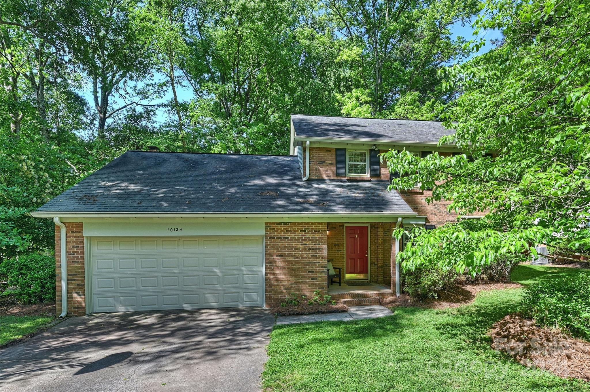 Amazing 3 bed / 2 bath 2 story brick home in Sardis Forest w/wonderful flat yard. Home features laminate wood flooring on main level, neutral paint & new carpet upstairs. Spacious formal living rm open to formal dining rm. Gorgeous renovated Kitchen completed in 2020 w/quartz ctops, tile bcksplsh, stainless steel applncs & farm sink below window w/view to bckyrd. Charming breakfst nook w/window seat/additnl storage. Family rm w/vaulted ceiling & ceiling beam detail, brick fireplace & door to back patio. Laundry rm w/shelf storage & door to 2 car garage. Half bath on main level. Upstairs hall bath w/vanity & tile surrnd shower/tub combo. Primary bedrm w/2 closets privately located on back side of home. Primary bath w/vanity, updated mirror & tile surrnd shower/tub combo. Pull down attic in upstairs hallway & garage. Private, fenced bckyrd w/concrete patio! Trane HVAC replaced in 2018. Voluntary HOA & neighbrhd pool. Great location & move in ready!