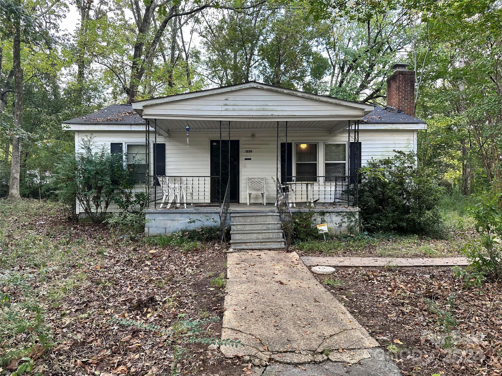 2-bedroom, 1.5-bath home situated on a double lot totaling 1 acre, offering 1,008 square feet of cozy living space. Conveniently located just 1 mile from Interstate 77 and minutes from downtown Rock Hill, South Carolina. Built in 1977, this home features recent updates, including a new roof installed in 2020 and a new heat pump added in 2021. With ample outdoor space and great potential, this property is perfect for those looking for a home with room to grow. For sale "as is" – a fantastic opportunity to make this conveniently located gem your own!