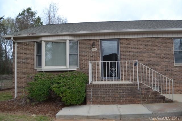 End unit condo that will not last long!  Freshly painted interior and new carpet.  Spacious kitchen with lots of cabinets and a built-in corner cabinet.  Vaulted great room and walk-in closet in master bedroom.  You will enjoy the large screen porch which also has a large storage closet.  Great location that is convenient to restaurants, shopping and medical facilities.