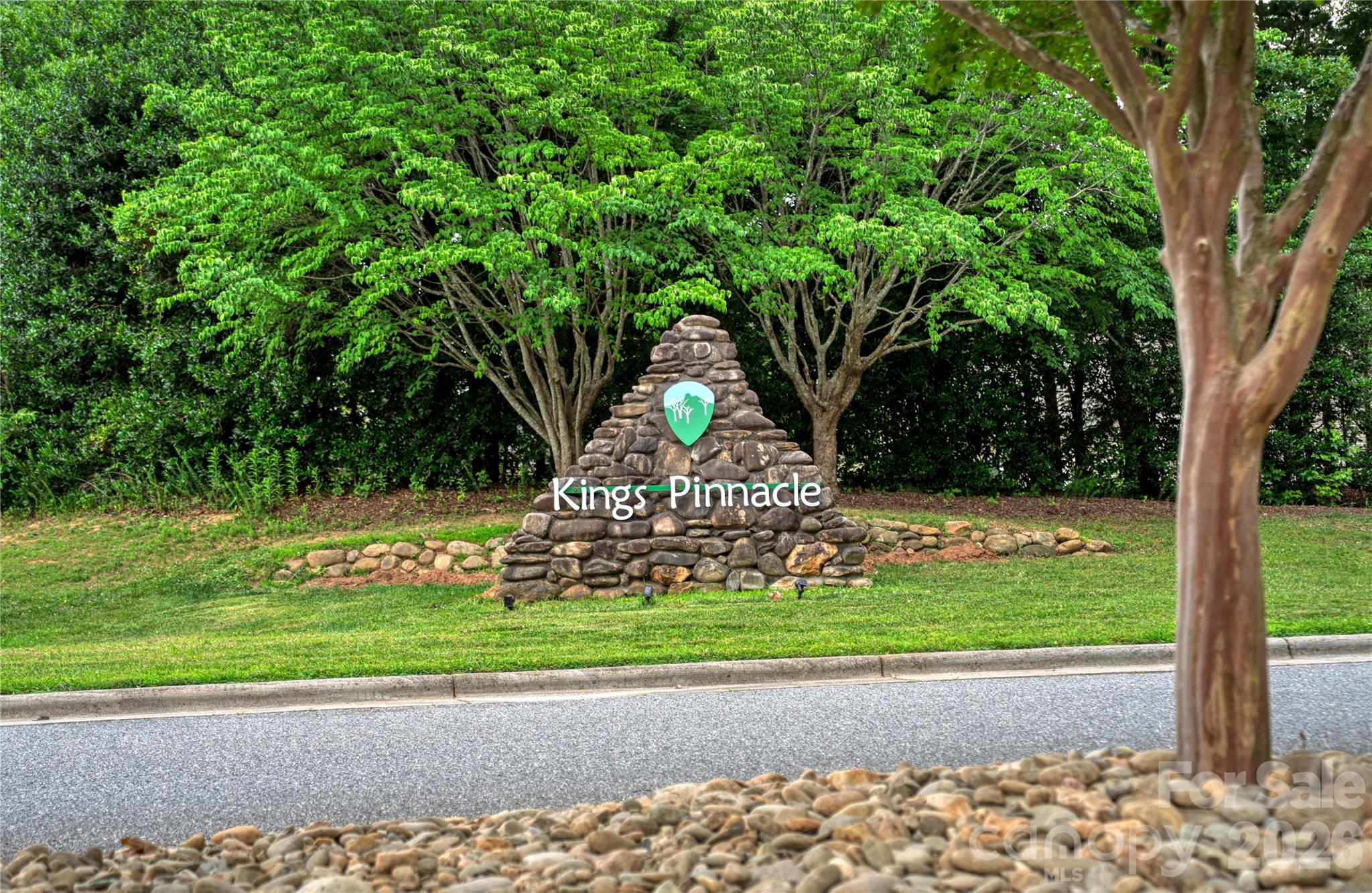Kings Pinnacle - Land