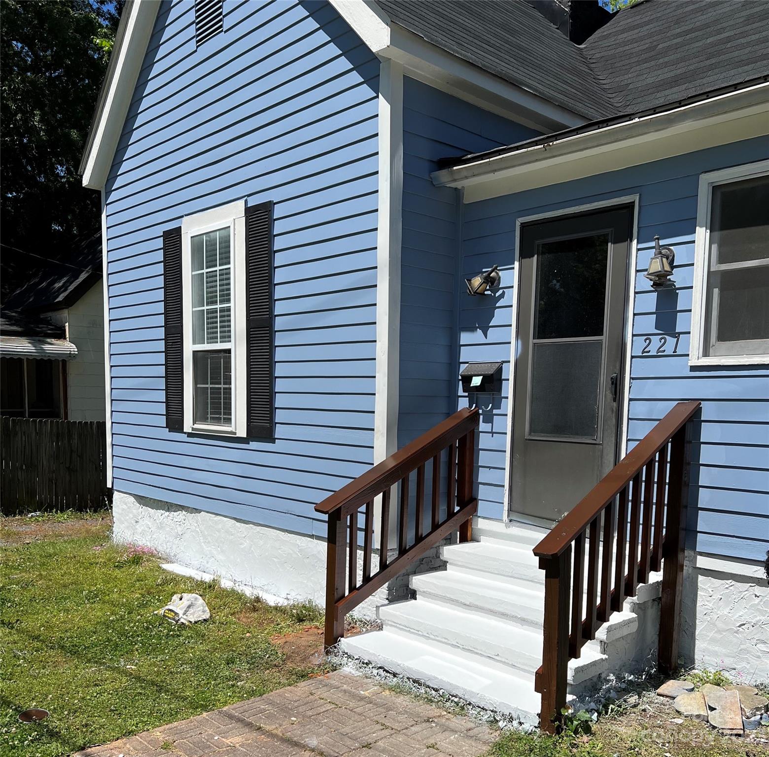 Beautifully, remodeled 3 bedroom 1 bath single family home near downtown Rock Hill! This home boasts gorgeous hardwood flooring and tile throughout. Walk into an amazing, large kitchen with new kitchen cabinets, quartz countertops, and new kitchen appliances with a laundry and pantry closet. Home sits on a large, open backyard to enjoy this summer! Walking distance from Winthrop University, Rock Hill Sports & Event Center, restaurants, and breweries!