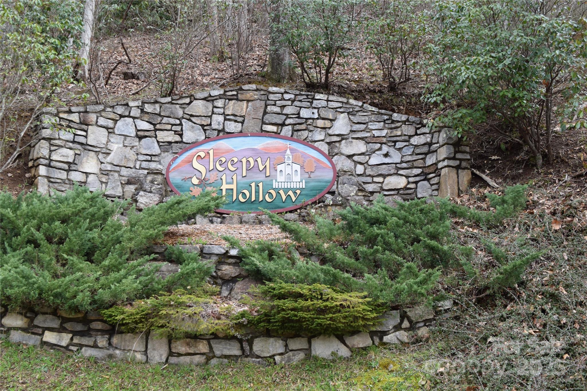 Fantastic view on this 2.27 home site. Lot in Sleepy Hollow. City water available. Paved access to the home site with 2 levels to the site. Perfect for a split level home. Agent knows builder for details.