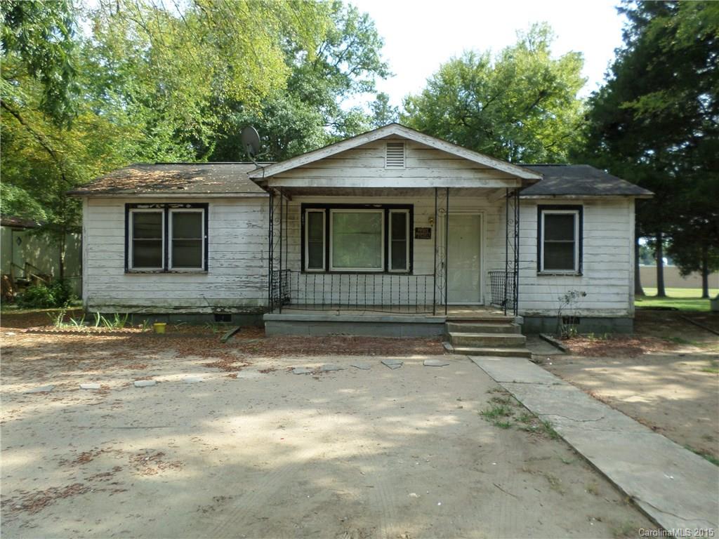 Priced to sell fast!! Great investment or place to start! Lots of opportunities to make this house a home. Call us to schedule an appointment today!!!