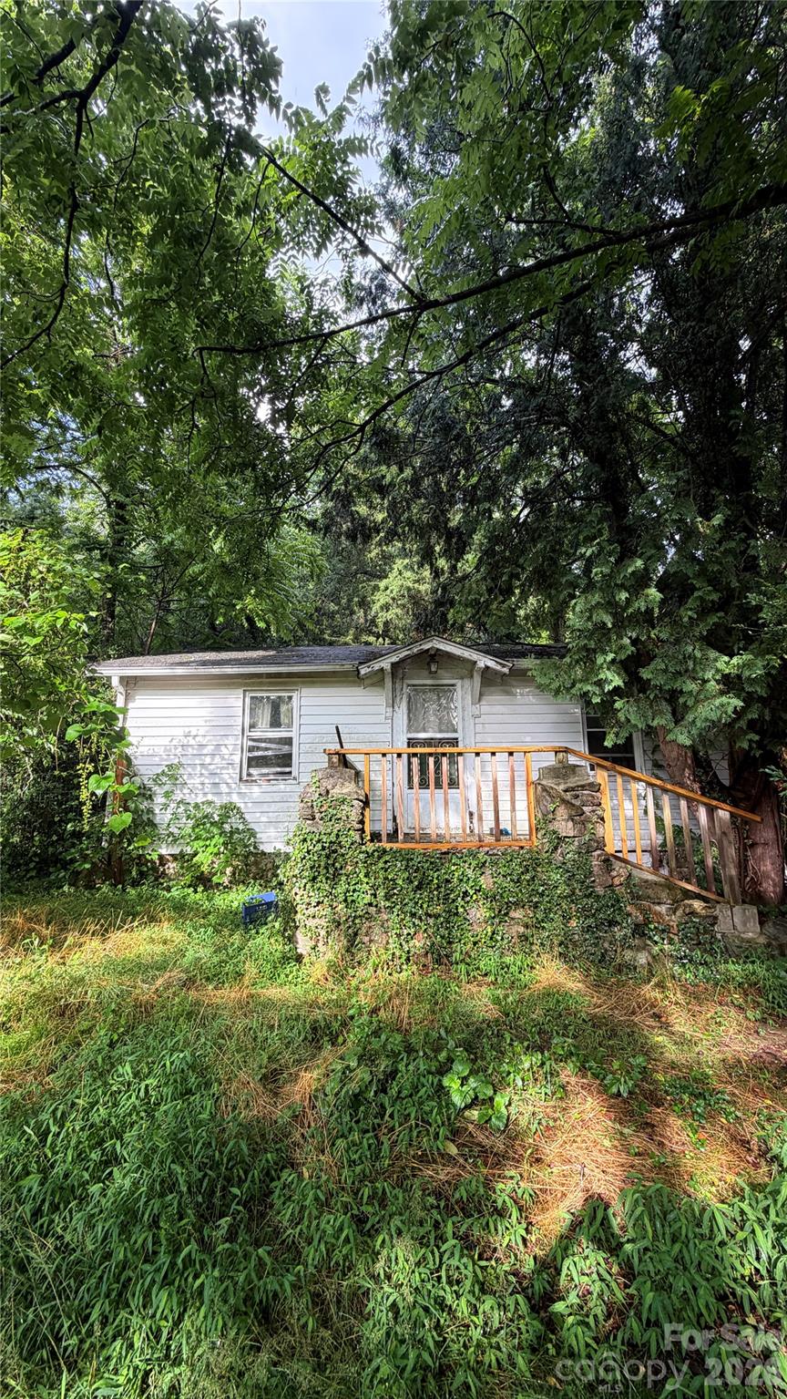 Rare double-lot opportunity in one of Asheville’s most sought-after corridors. Two parcels being sold together offer exceptional potential for the right buyer. The existing home is being sold as-is and holds no value to the offering.
City water and sewer already in place and fully functional in existing home. Located just off Chunns Cove Road in Asheville this location comes with easy access to downtown, shopping, and dining without the constraints of a traditional neighborhood.
