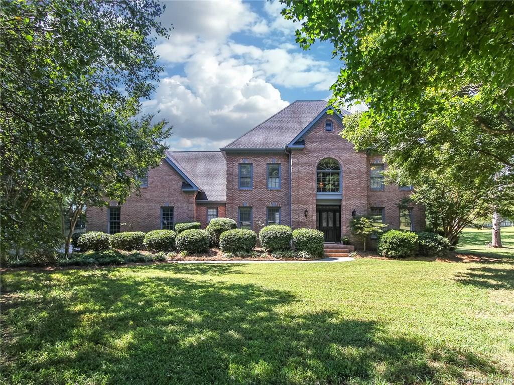 Must see Fort Mill cul-de-sac home!  Spacious 4bdrm/3 full bath/ 2 half bath. Open kitchen, SS Appls, deluxe island, dbl oven & breakfast nook. Grand staircase, Formal Dining & Living Rms. Crown molding, Master bedroom w/ en-suite/ double sinks & jetted tub.  Lrg Bonus Room w/ plenty of storage. French doors in Family Room open to a luxurious screened-in porch (Trex decking & Eze Breeze windows).  Pool, Hot Tub, Slide & Waterfall on over one acre private lot w/ mature landscaping