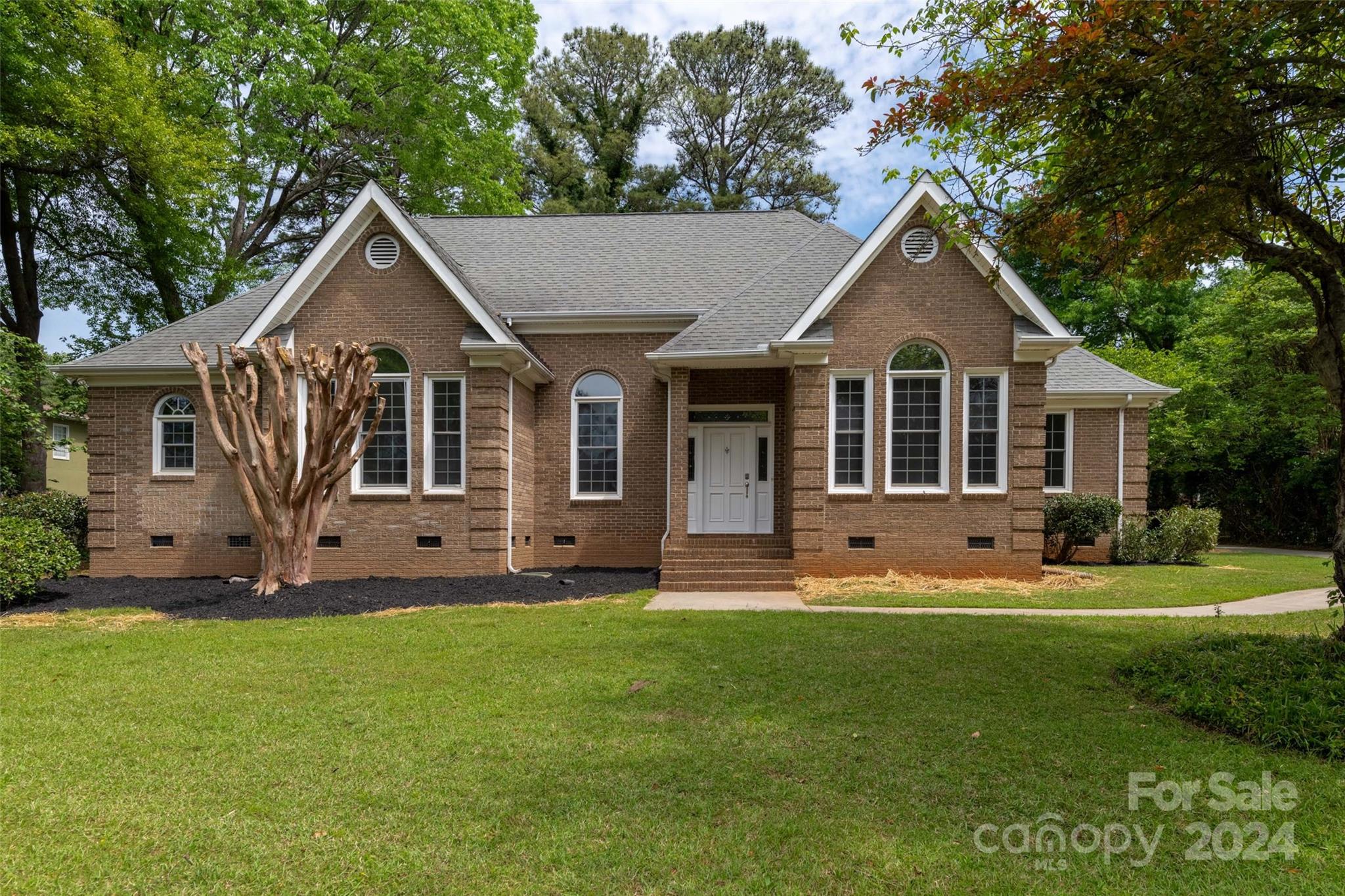 Just what you've been looking for, a new offering in Huntington. A gorgeous brick ranch home with 4 Bedrooms 3 full baths. This open floor plan just feels right, with a quick shuffle between rooms. The Front entry greets you with a sweeping view of the main family room and dining spaces. The kitchen is centrally located, making this home wonderful for guests and entertaining. Kitchen is well equipped with the full ensemble; stainless built-in French door refrigerator, microwave, wall oven, warming drawer, recessed lighting, pantry and tons of cabinets. Just off the kitchen, you'll find a Guest room with private entrance and Ensuite bath. Primary bedroom and secondary rooms are split from the guest room side, allowing for privacy. Items to note - Gleaming hardwoods in living and dining, wainscoting, double crown molding, central vac, irrigation, wet bar with ice maker, private terrace and rear yard. This house is ready to be loved by you, so book your showing today!