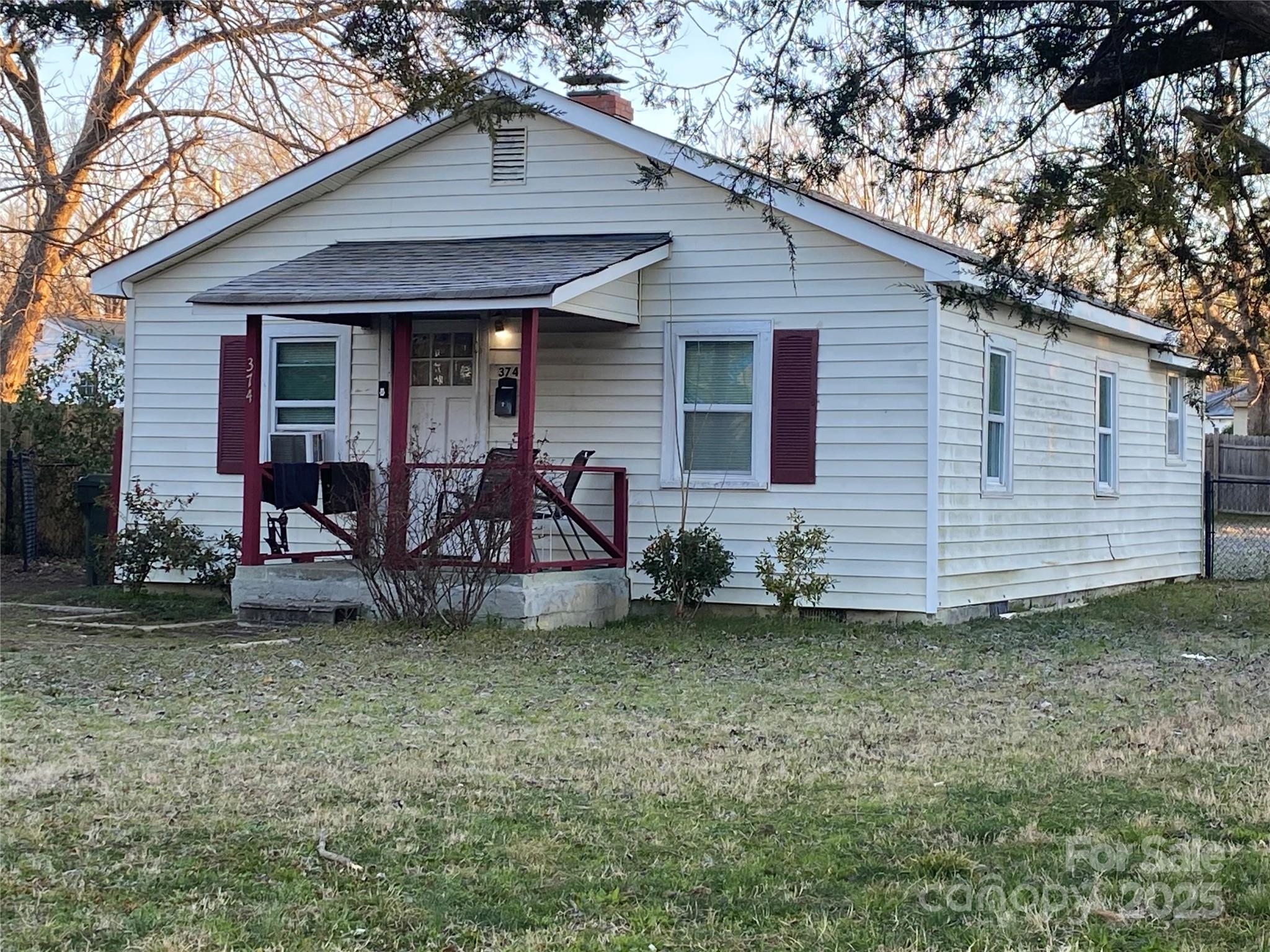 This is your chance for a TRUE income producing investment property that is also a perfect flip property, less than a mile from HOT downtown Rock Hill.  Nestled in the popular Sunset Park neighborhood where flip properties are selling in the mid $200's and UP, this property is currently occupied by a long term month-to-month tenant (who would like to stay), paying $1025 a month in rent! 
You do NOT want to miss this opportunity!