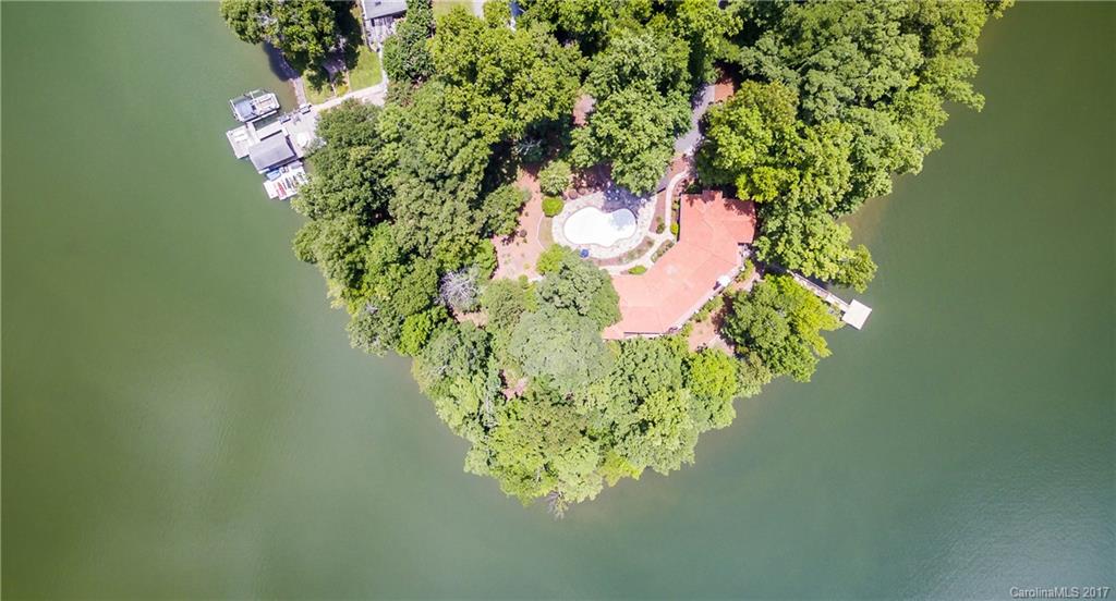 Incredible waterfront home-650+ feet on a point with 2 docks, sandy beach, and panoramic views. Lot can be subdivided! Large master on main w/ separate entrance to pool! 2 additional bedrooms on main, formal dining, eat in kitchen, amazing sunroom to enjoy the view, bonus/workout/possible in-law suite downstairs w/ separate entrance. Palisades golf & tennis memberships available. Easy access thru Palisades to Charlotte, Fort Mill, I485 & I77
Dual agency allowed