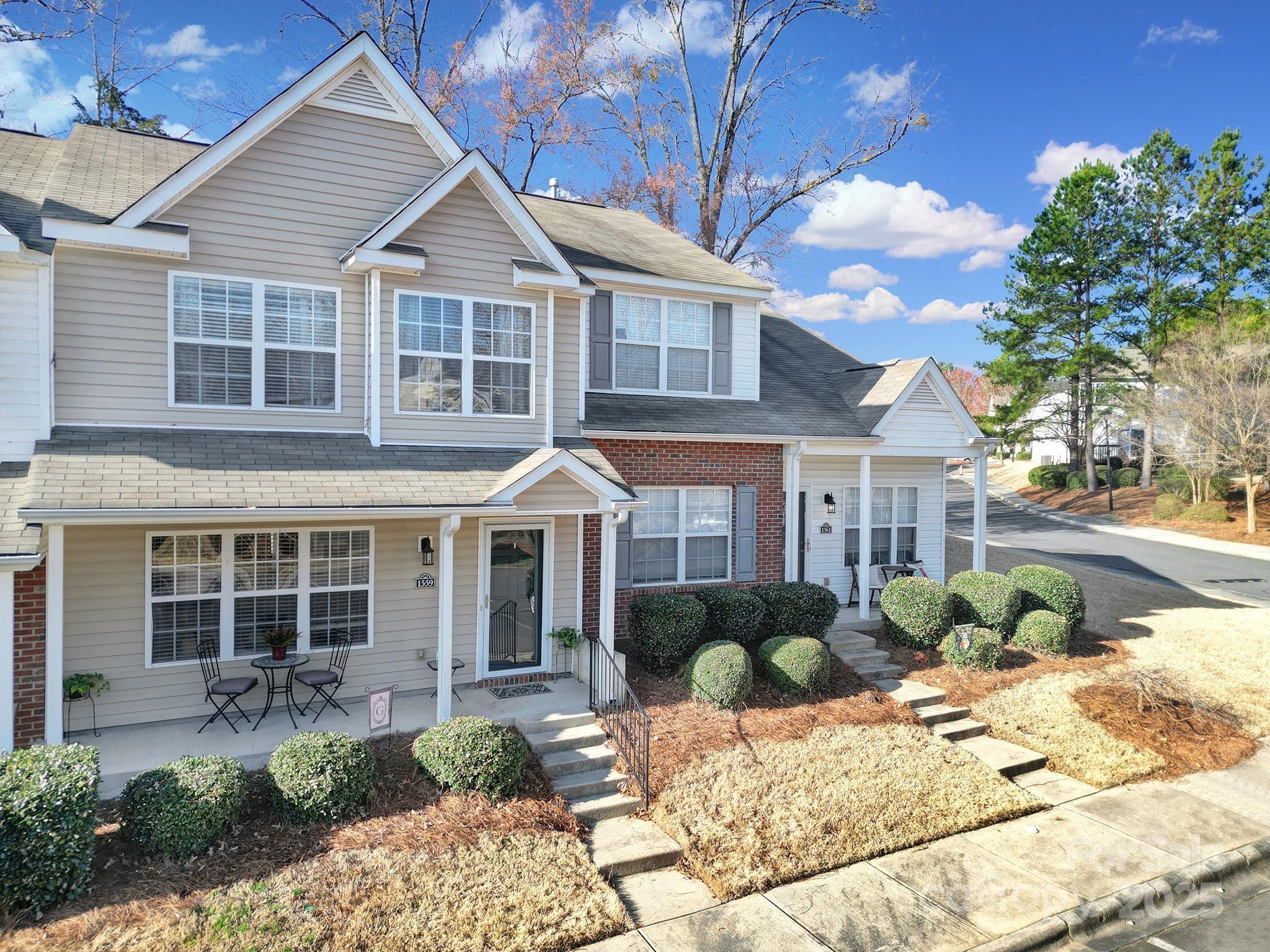 This inviting 3-bedroom, 2.5-bathroom townhome features LVP flooring throughout and neutral paint, creating a fresh and modern feel. Enjoy a cozy gas log fireplace in the family room, a spacious kitchen with an island, a convenient laundry room, and a covered front porch. The fenced backyard includes a patio and storage closet for added convenience. Lexington Commons neighborhood features a community pool and is very close to Lake Wylie parks, retail, restaurants, and an easy commute to I-77!