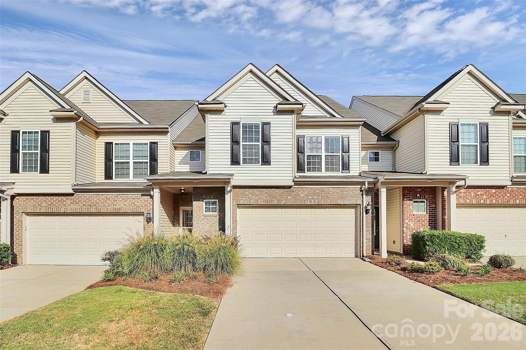 Back on the market just in time for spring offering the perfect blend of location, lifestyle, and low-maintenance living. This beautifully maintained 3-bedroom townhome is tucked into one of South Charlotte’s most desirable areas, just minutes from SouthPark, top dining, shopping, and everyday essentials.
Enjoy direct access to the greenway and resort-style community amenities everything that makes this area so sought-after.
Inside, the open-concept main level features hardwood floors and effortless flow between the kitchen, dining, and living spaces perfect for both everyday living and entertaining. A bright flex room adds versatility for a home office, workout space, or creative studio.
Upstairs, you’ll find three spacious bedrooms, including a serene primary suite and well-appointed secondary rooms that offer flexibility for guests, a home office, or additional living space.
A two-car garage provides rare storage and parking convenience, while the overall lifestyle walkable, connected, and low-maintenance makes this home stand out in today’s market.
Fresh season. Fresh opportunity. This is South Charlotte living at its best.
