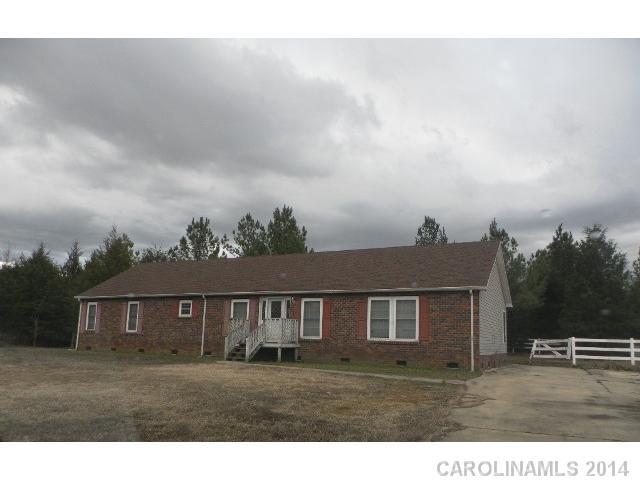 Price to sell fast! Nice Secluded home located on over 2.5 acres with 3 bed rooms and 2 bath. Spacious living room, dining and kitchen. Neutral paint color throughout the home. This home is conveniently located to local amenities. Don't miss the opportunity!!!