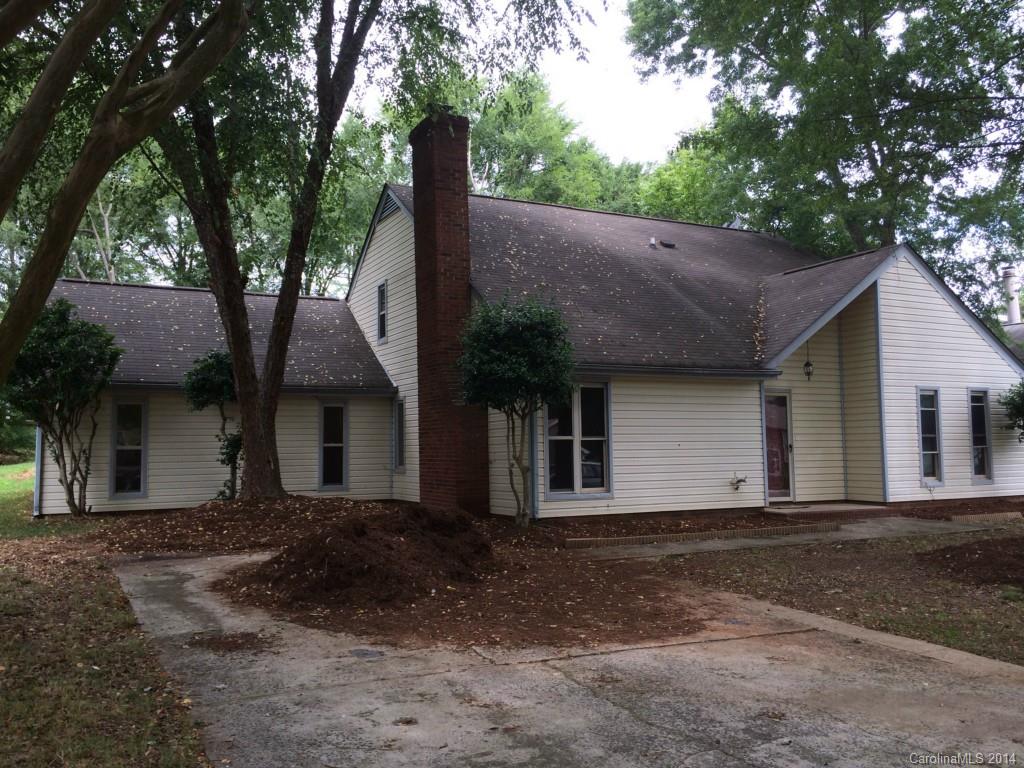 Beautiful home on over a 1/4 of an acre. Large 484 sqft Rec Room of HLA Heated with no central A/C.