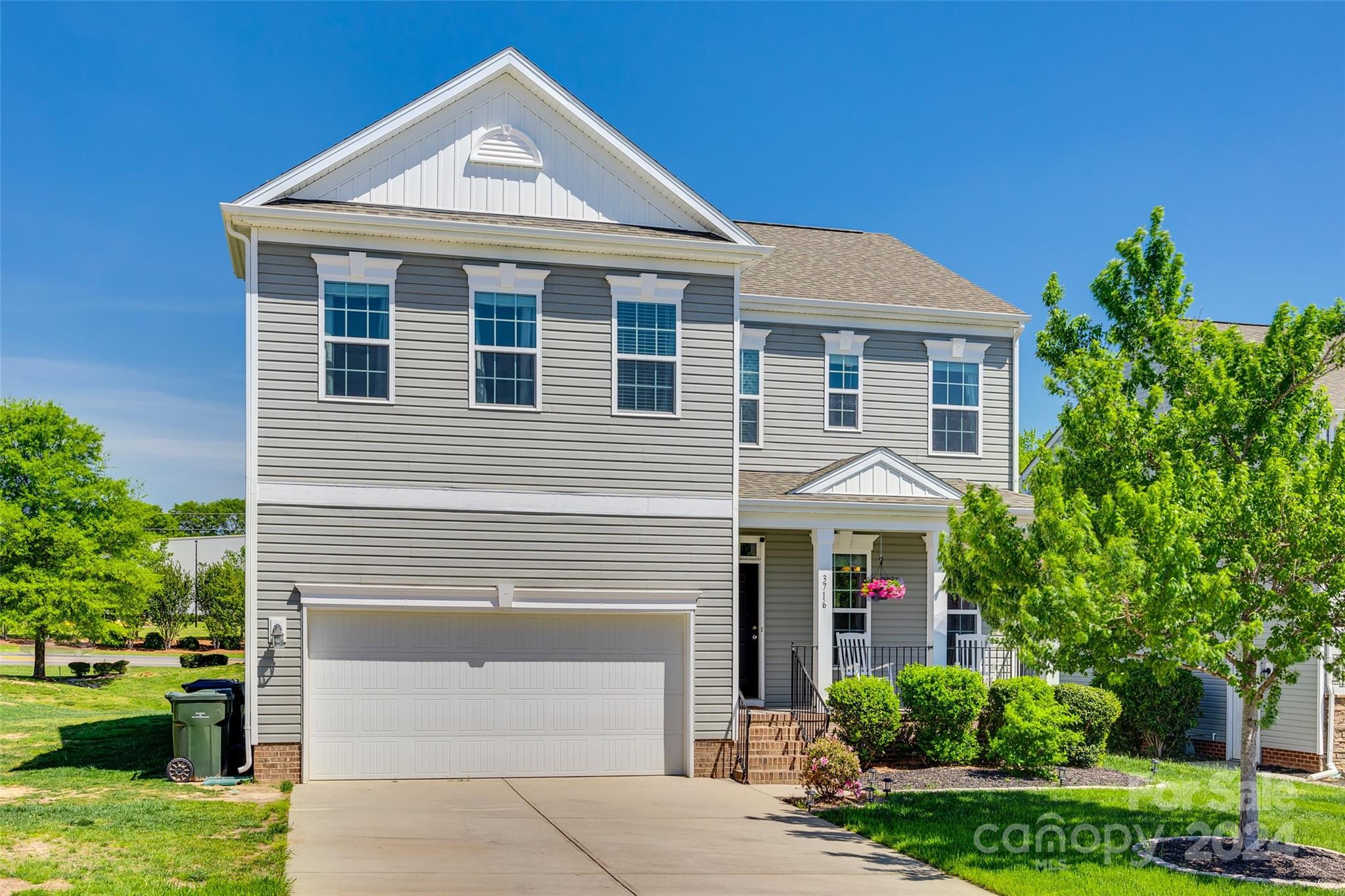 *MOTIVATED SELLERS* Welcome HOME to charming community of NORWOOD RIDGE! Exquisite 4-beds, 2.5-baths; modern & spacious open floor-plan, perfect for comfortable living & entertaining. Step inside to discover stunning hardwood floors gracing main level, accentuating the expansive 10-foot ceilings & creating an inviting ambiance throughout. Gourmet kitchen w/ sleek granite countertops, huge island, breakfast area & ample cabinetry for storage. Luxurious owner's suite w/ dual vanity sinks, a rejuvenating walk-in shower plus soaking tub, offering a tranquil retreat. Generously sized bedrooms, each w/ walk-in closets, ensure ample space & privacy for all. Versatile loft area for additional living space, home office or media area. Enjoy the serenity of the covered front porch overlooking the sizable cul-de-sac lot, offering plenty of room for outdoor enjoyment & recreation. Amenities: pool, playground & recreational area just one block away. Located mins to I-77, shopping & entertainment!