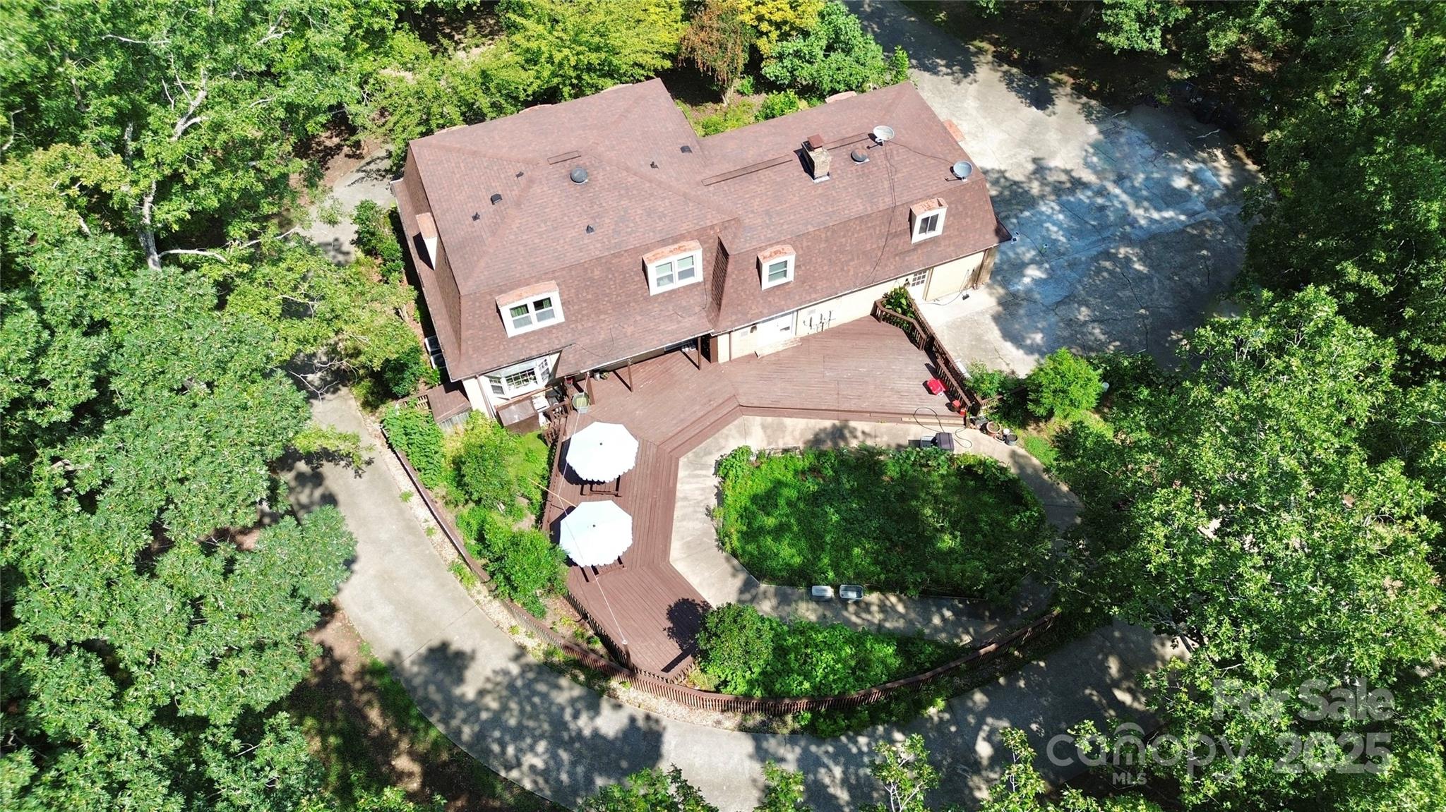 Relax & healing life with 6 acres lands house. Right front of house has golf course community that you can enjoy easily. Very hard to find this All-green surround house cleared, rest of lands wooded. 7 bedroom and 3 full bathroom house remodeled a lot. Driveway goes all around house. On the back has big deck with swimming pool but it closed but if you want to get it back you can remove all dirt and have nice swimming pool. There's big gazebo has cooking system, you can enjoy it with family and friends. Delicious and sweet fig tree has lots of fruit that you can share with people friends. All wood floor, ceramic tile in all bathrooms. Kitchen opens to great room has island, granite countertop. Stainless steel appliances. All bedroom has ceiling fans. Upstairs has huge living room. Come to look at it. You can build several houses on this land.