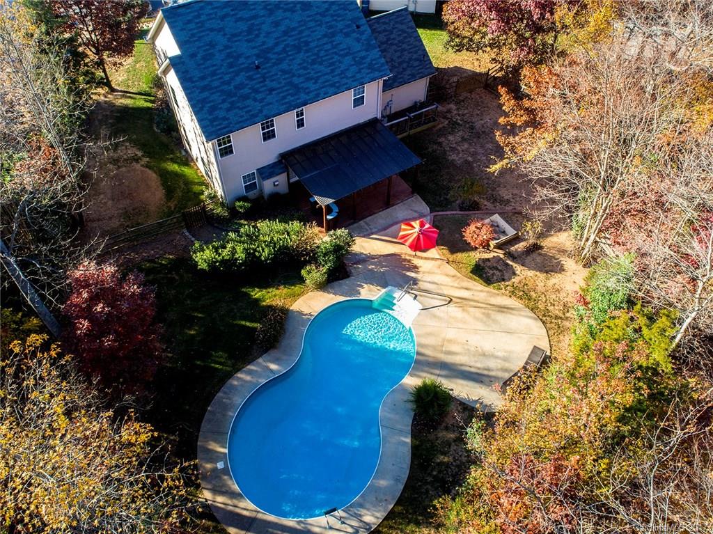 YOUR "EVERYDAY ESCAPE" AWAITS IN MATTHEWS COMMONS! AMAZING OPEN FLOOR PLAN W/FORMAL DR/LR (OR STUDY). RENOVATED KITCHEN FEATURES NEW CABINETS, GRANITE COUNTERTOPS, TILE BKSPLASH, FIXTURES AND CENTER ISLAND.  BEAUTIFUL MASTER SUITE W/TOTALLY RENOVATED BATH, UNBELIEVABLE W/N CLOSET. VERY SPACIOUS SECONDARY BR'S. SPECTACULAR IN GROUND POOL, COVERED DECK, PATIO AND FENCED BKYD. HARDWOODS IN ALL BR'S, LIVING AREAS (TILE IN KITCHEN/LAUNDRY). GREAT HOME - PERFECT FOR ENTERTAINING!