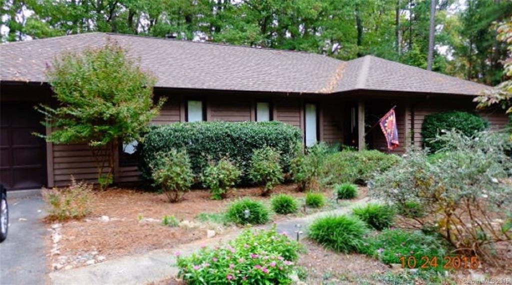 3BR/2BA home in gated, lake side community of River Hills. Community offers golf, tennis and water activities with options to join their country club and private marina. Convenient to Charlotte and minutes from Charlotte Douglas International Airport. Low SC taxes and Clover School District!