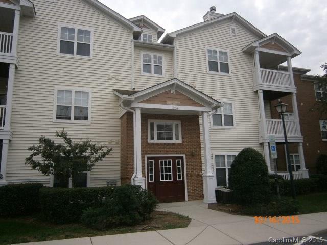 Third story condo in great condition.  New carpet.  Good condition.  Vaulted ceilings.  Convenient location, close to interstates, shopping, UNCC.  This is one of the newest buildings in the community.