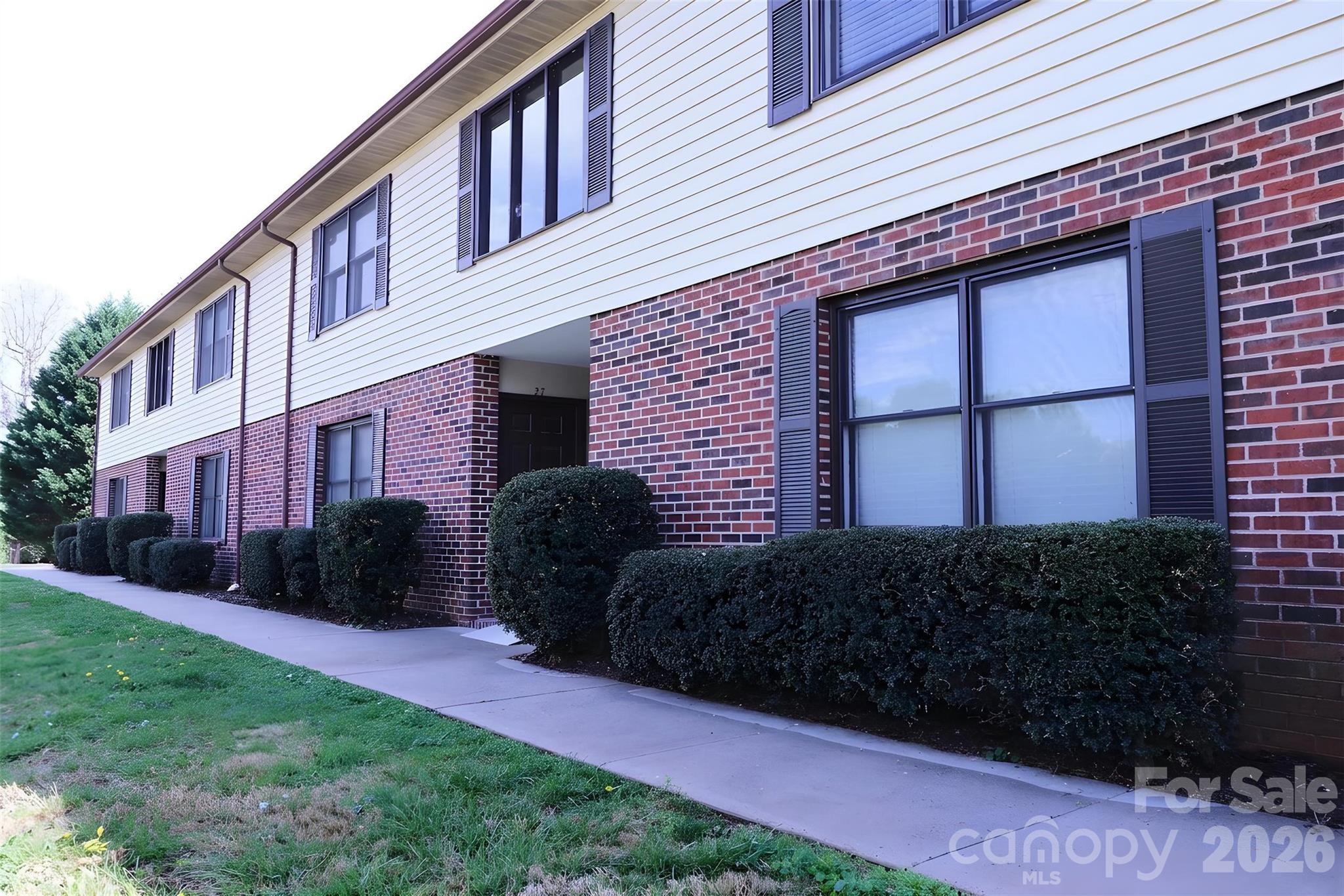 Well-maintained, low-maintenance condo with flexible potential.
This 1 bedroom, 1 bathroom unit features an efficient layout with updated finishes and move-in ready condition, offering a practical option for a variety of buyers.
The interior provides an open living space designed for functionality and ease of upkeep. Recent improvements include a newer roof, updated decking, and newer HVAC system, helping reduce immediate maintenance needs.
Ideally located near Hwy 321, local colleges, shopping, and dining, the property offers convenient access to everyday amenities and commuting routes.
With a low HOA and an approachable price point, this condo may appeal to buyers seeking simplicity and convenience.
Buyers are encouraged to verify HOA rules, rental restrictions, and any applicable guidelines.
Schedule your showing to learn more.