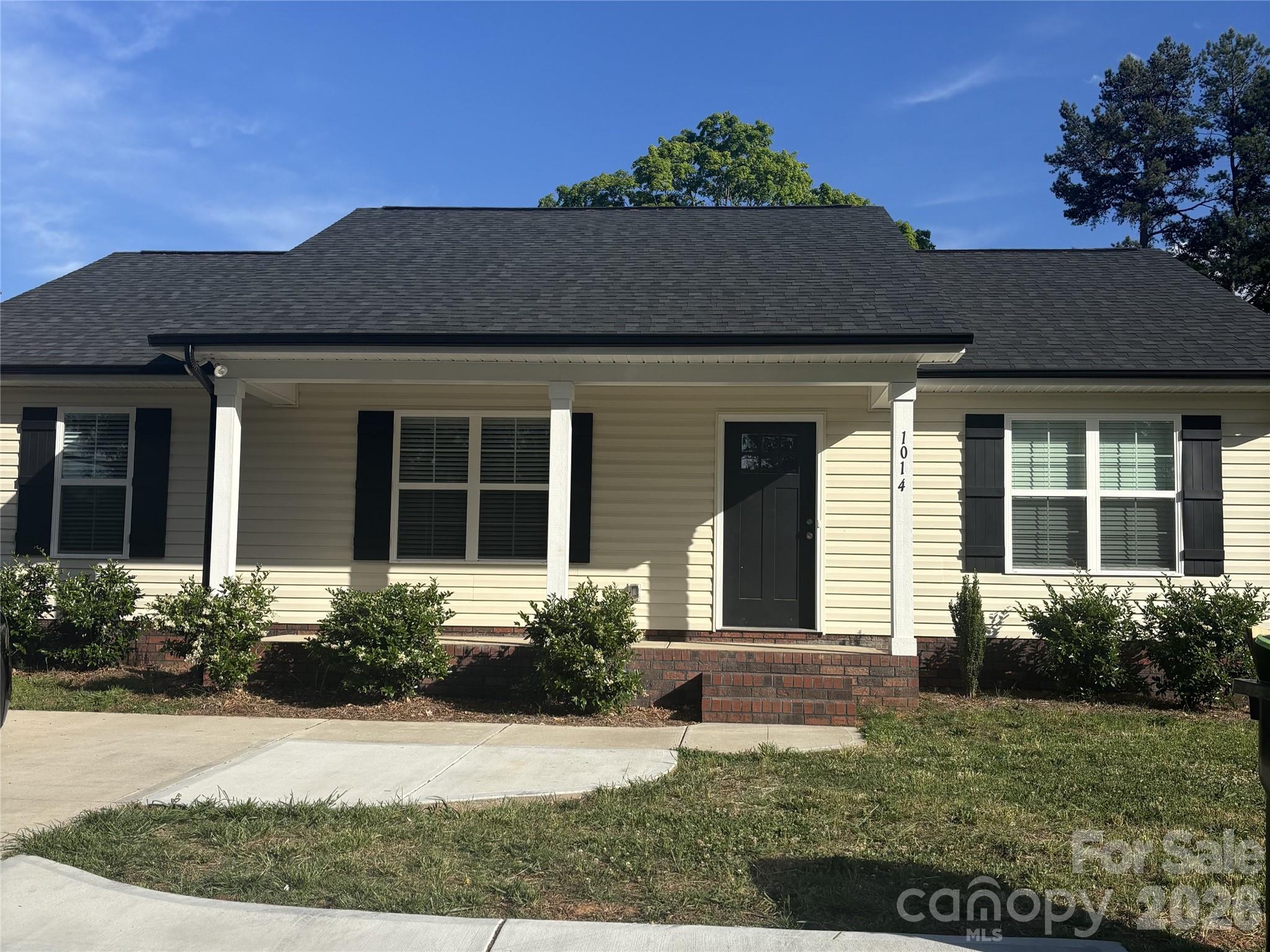 Located in the charming town of China Grove, this home has central access to dining, shopping, and is minutes from top-rated schools. This home was completed in 2024. Three bedrooms and two baths. Large living room and dining area. Kitchen has granite countertops and stainless-steel appliances. Walk in closet in the Main Bedroom. Bathroom in Main Bedroom has double sink with granite countertop and also has a convenient shower. Hallway bathroom has a bathtub and sink has granite countertop. Porch area and backyard to enjoy the outdoors!
SELLERS ARE NEGOTIABLE!!!