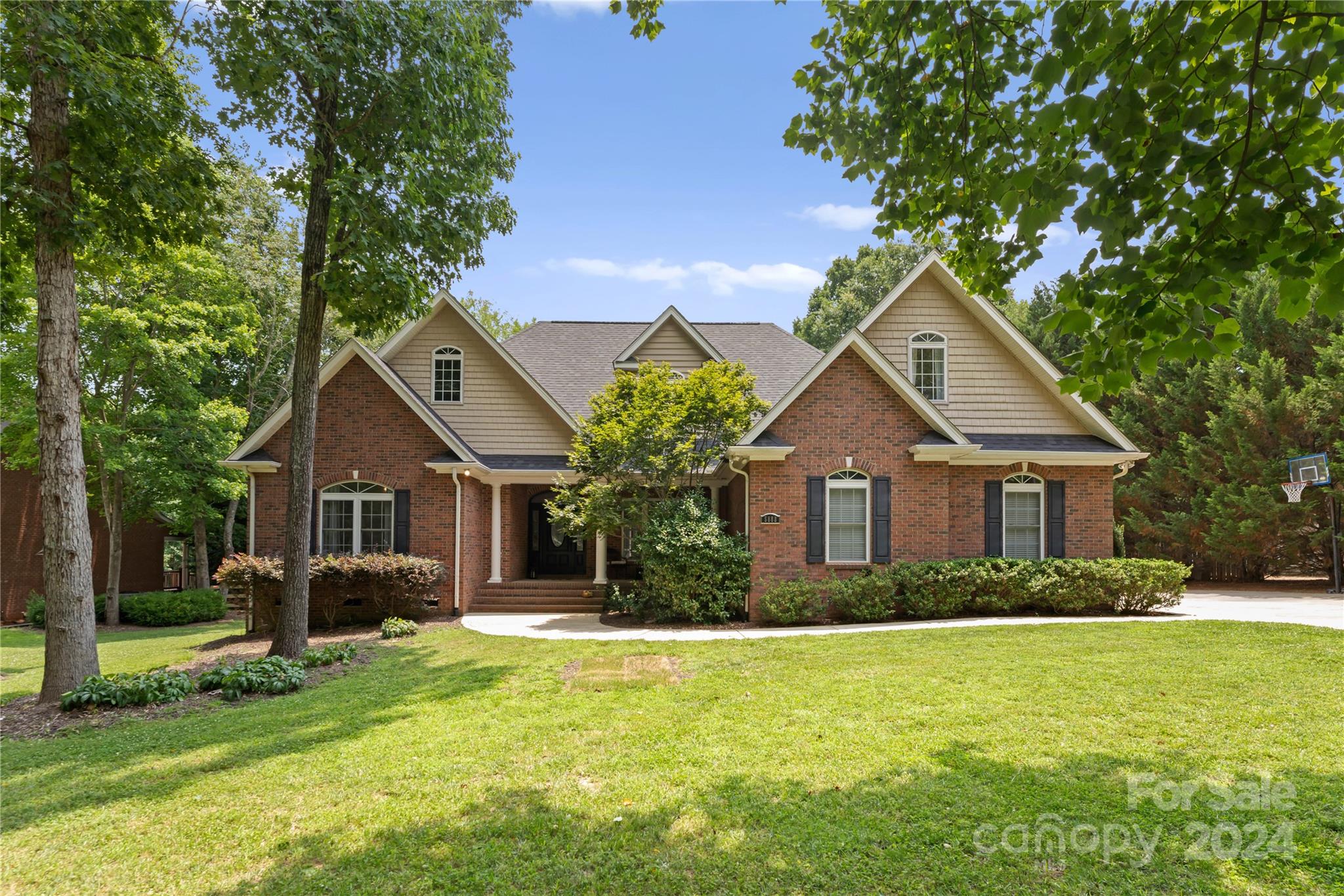 Stunning home in the sought after Catawba Crest neighborhood. Beautiful and private 1 acre lot with no HOA. Home has been recently updated and features an open floor plan. Gorgeous new and updated kitchen boasts new appliances, including a gas cooktop, vent hood, beautiful quartz countertops, new wood cabinets, and marble tile backsplash with pot filler. A large primary bedroom features his and her closets and a large ensuite bathroom. 2 additional large bedrooms with full bath, plus an office/flex room on the main level.
Upstairs Bonus Room/Bedroom has been updated with premium LVP flooring and completely updated full bathroom. A cozy screened porch leads to a large backyard with a beautiful inground pool! A perfect place to entertain! Located in the award-winning Clover School District and zoned for the New Lake Wylie High School that broke ground this year. Conveniently located to Charlotte, Gastonia, Clover and Rock Hill. This home won't last long!