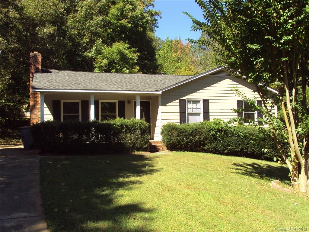 Nicely maintained ranch home in cup-de-sac location. New interior paint and New carpet. MBR has cathedral ceiling, walk-in closet overlooking wooded back yard. Open and airy great room has a masonry fire place. Convenient location.Easy access to Independence Blvd., Uptown and Highway. School near by. home warranty provided.