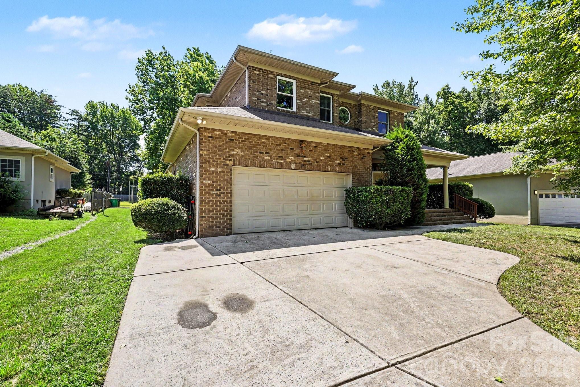 Don't miss out on this full brick, 4 BR, 3.5 baths, with the primary bedroom on the main level. Formal dining room, open concept, 2-story living room, nice deck out back off the breakfast room area.