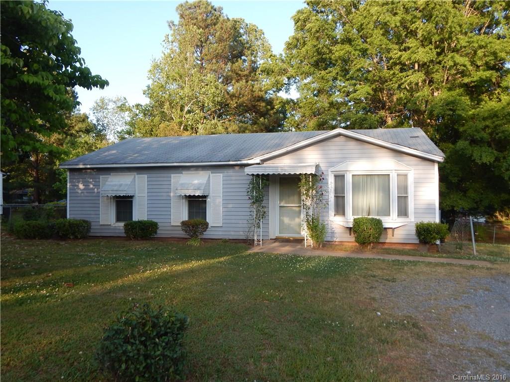 Cozy 4 BR/ 1.5 BA ranch on a spacious lot with mature trees near downtown York.
Great home for home buyers or investors.  Utility Building does NOT stay.