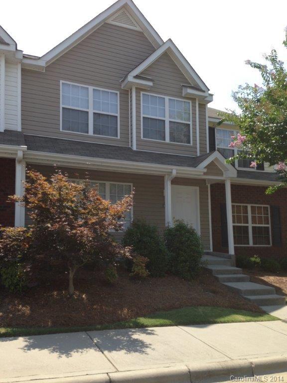 Immaculate Townhouse in Lexington Commons. 3 BRs 2BAs with storage area off patio. Kitchen features an island/ breakfast bar with new appliances. Great location close to I-77 and shopping.
