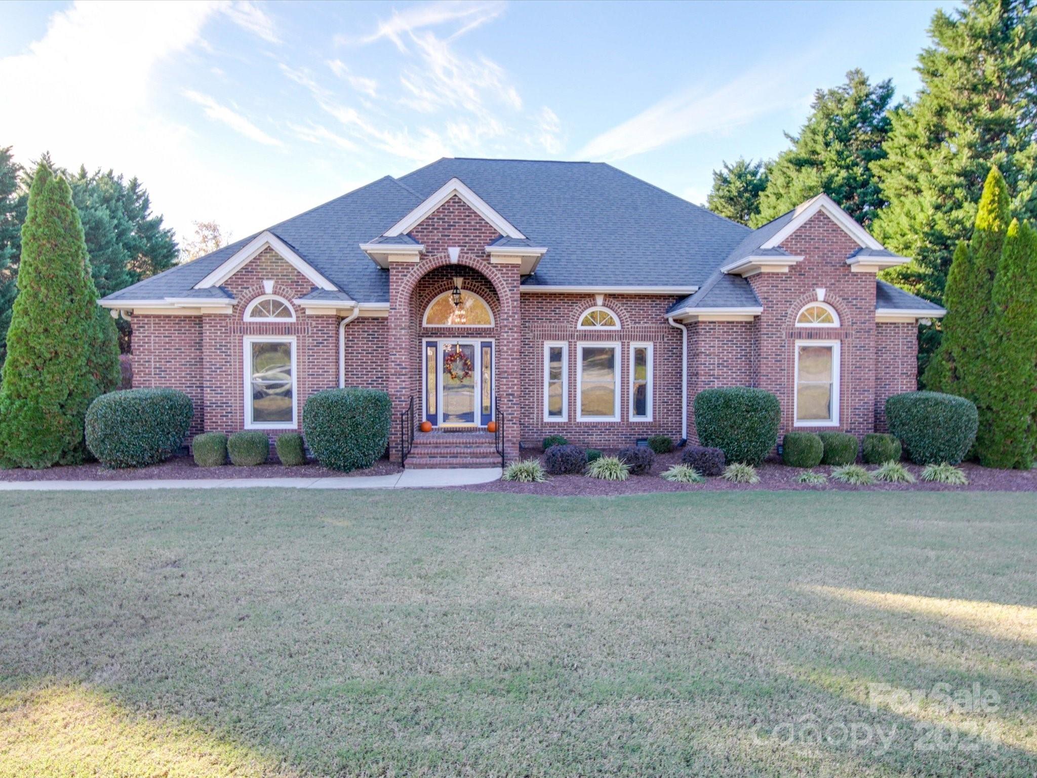Welcome to this hidden gem located in the sought-out city of Fort Mill in the Eppington South neighborhood. This home includes many desirable features such as crown molding, hardwood floors, full brick exterior, ranch style, and spacious distance from neighbors. Located about 1 mile away from I-77 makes this home a much desirable location for those that need quick access to neighboring cities. This home won't last long!

For a 3-D virtual tour of the home, copy and paste this URL in your web browser: https://www.zillow.com/view-imx/0c1c1672-2d18-4510-9eff-44ae0d77c6ec?setAttribution=mls&wl=true&initialViewType=pano&utm_source=dashboard