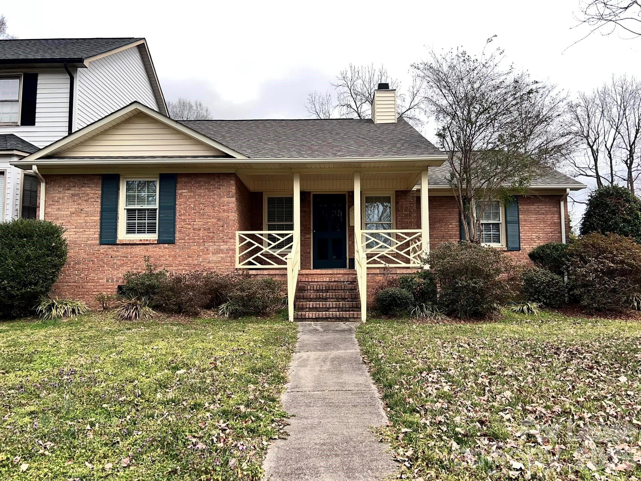 Lovely, spacious end unit townhome. Located in a great area that is convienant to 29 and 85. 3 bedroom, 2 full baths. Contact listing or colisting agent about the application process.
