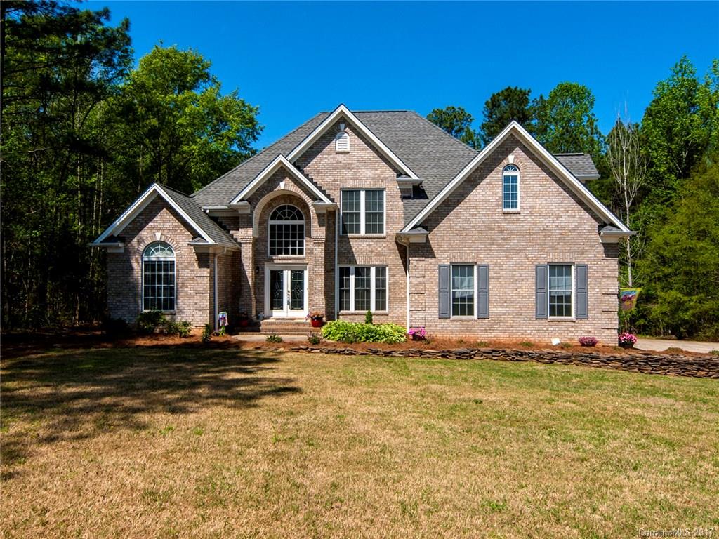 Dreaming of luxury living without sacrificing your privacy? Look no further. This grand, full-brick stunner offers 3 beds with master on main, 2 full and 2 half baths, almost 3,000 sq ft, and over 2.5 acres of wonderfully private land. With a beautiful, two-story great room, both formal living and dining areas, an open floor plan, and a large bonus room, this one just has it all. Whether you're entertaining a crowd or simply lounging with your loved ones, this home is just perfect. See it today!