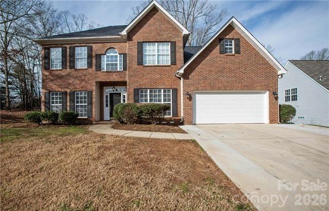 Lovely 2 Story in Knightsbridge A great Ft Mill Community Well kept with Stainless Steel appliance package - refrigerator included. Stone Fireplace and super clean. Beautifully wooded private lot is large and ready to entertain. Award winning FT Mill District schools and wonderful community with Pool and many other amenities. Close to 77 and everything buyer could need. Dont miss this beautiful property priced right!