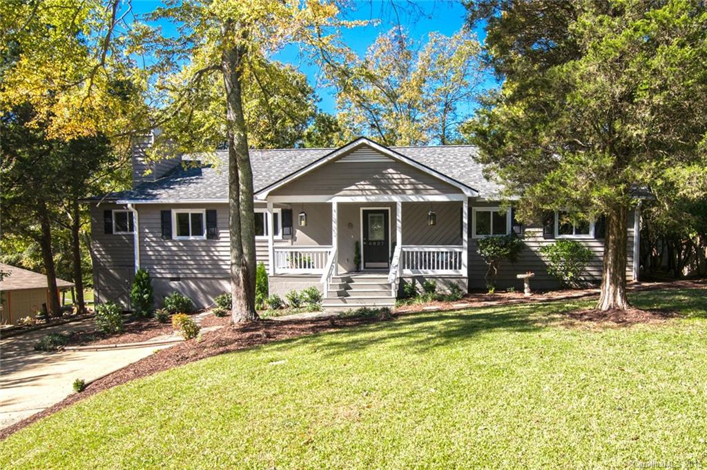 Beautiful Ranch home on the golf course! Home is completely upgraded with stainless appliances, granite counter tops with mosaic glass backsplash, tile bath and shower. Living room has gorgeous beamed ceilings.  Bonus room with lots of light and views. Easy access to the clubhouse and walking paths. Ideal location on a cul da sac. Designers touch through out. You won't be disappointed. New roof, gutters, windows, carpet and Pergo laminate flooring. Ideal storage area for small boat,or golf cart.