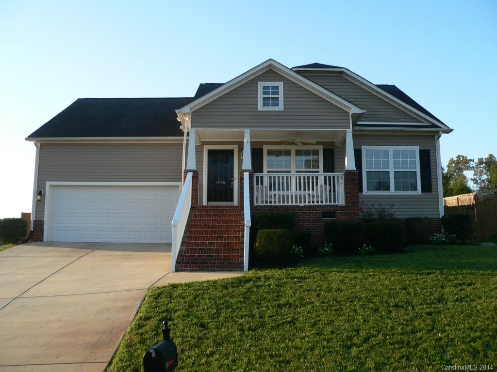 Immaculate 3BR/2BA ranch style home that shows like new! Brand new carpet & laminate flooring  throughout. Fresh paint throughout. High vaulted ceilings, FP, open floor plan, two car garage, flat back yard, elevated views from front porch. Kitchen/dining combo, split floor plan, MSTR with tray ceiling and dual sinks.  Upstairs Bonus Room functional for awesome storage and ready to be finished.  Conveniently located to I-77 and Dave Lyle Blvd shopping and dining! Wonderful, sought after location.